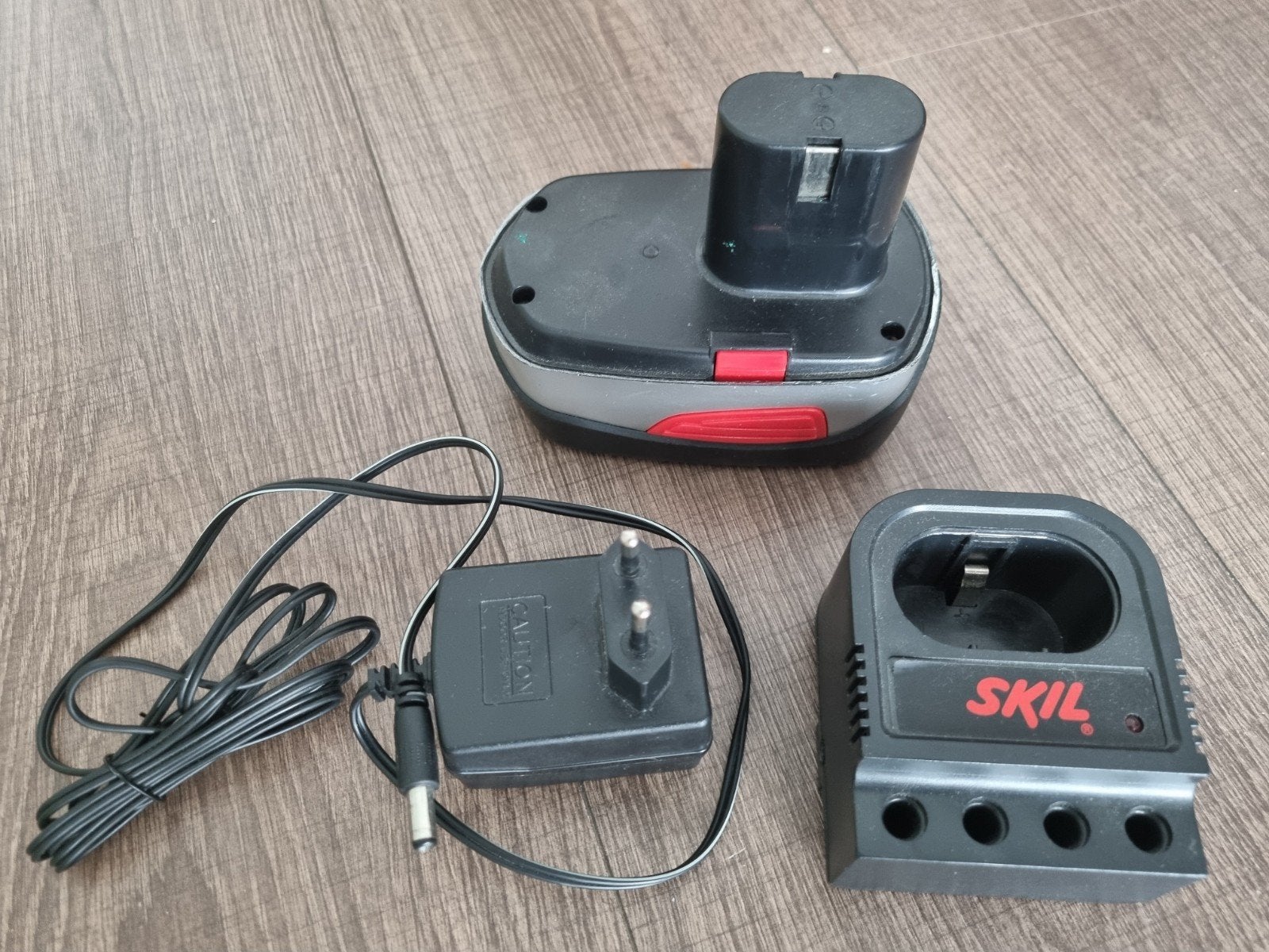 SKIL 18V Ni-Cd accu 2610Z00352 + originele lader 2610Z06589, Ophalen, Gebruikt, Boor- en Schroefmachine