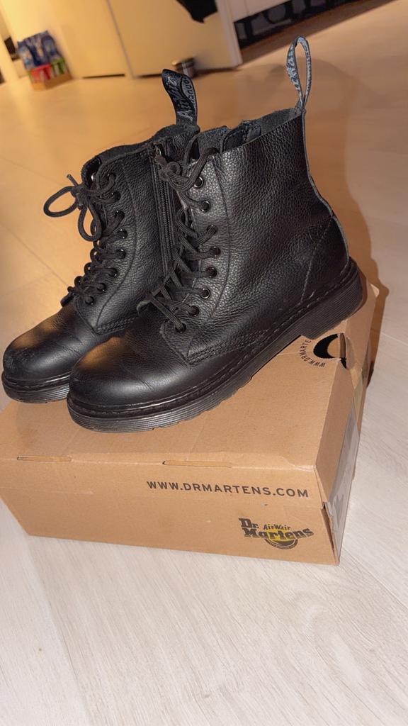 Dr. Martens maat 35, Kinderen en Baby's, Kinderkleding | Schoenen en Sokken, Ophalen, Zo goed als nieuw, Meisje, Laarzen