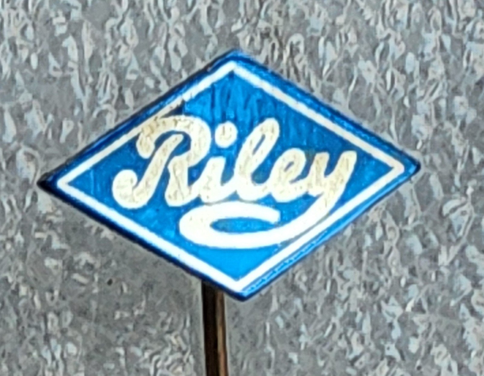 Vintage Riley Speldje - Blauw met Wit Logo, Ophalen of Verzenden, Gebruikt, Merk, Speldje of Pin