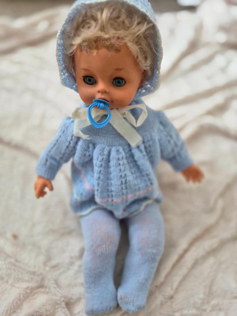 Vintage praatpop met gebreide kleding en speen, Kinderen en Baby's, Ophalen of Verzenden, Gebruikt