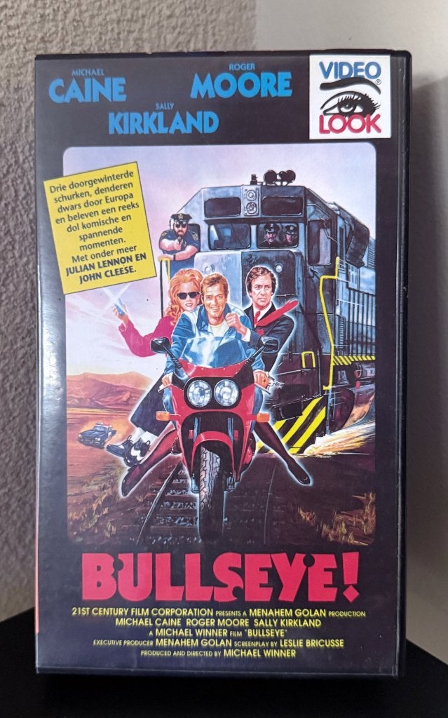Bullseye! (1990) |VHS|Ex‑Rental| Michael Caine/Roger Moore, Vanaf 16 jaar, Nederlands ondertiteld, Ophalen of Verzenden, Komedie