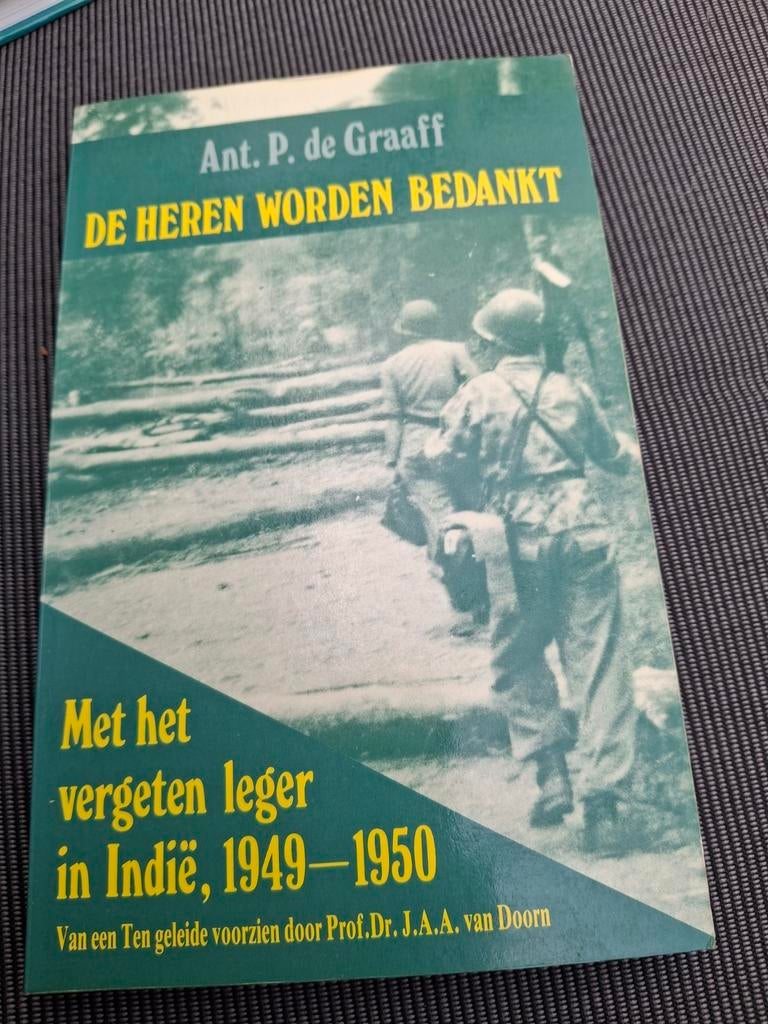 De Heren Worden Bedankt - Indië 1949-1950, Boeken, Gelezen, Ophalen of Verzenden, Landmacht, 1945 tot heden