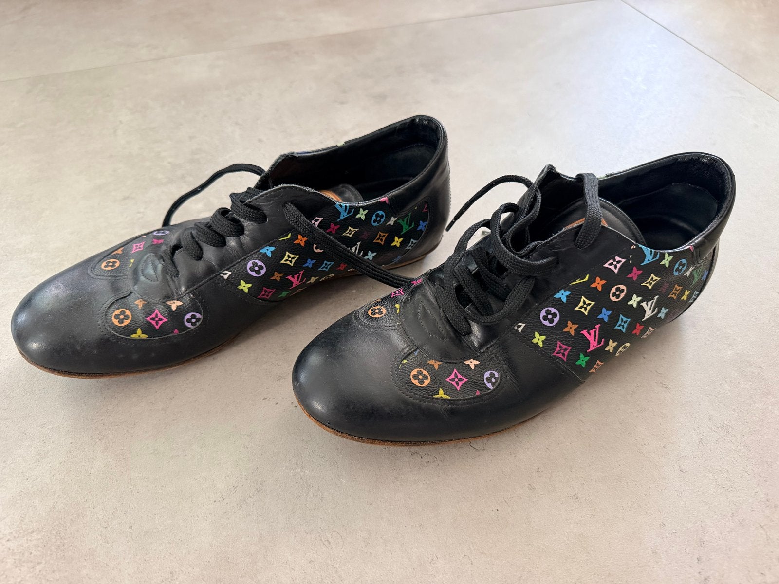 Louis Vuitton Schoenen - Zwart met Monogram Patroon, Ophalen of Verzenden, Zo goed als nieuw, Zwart, Sneakers of Gympen