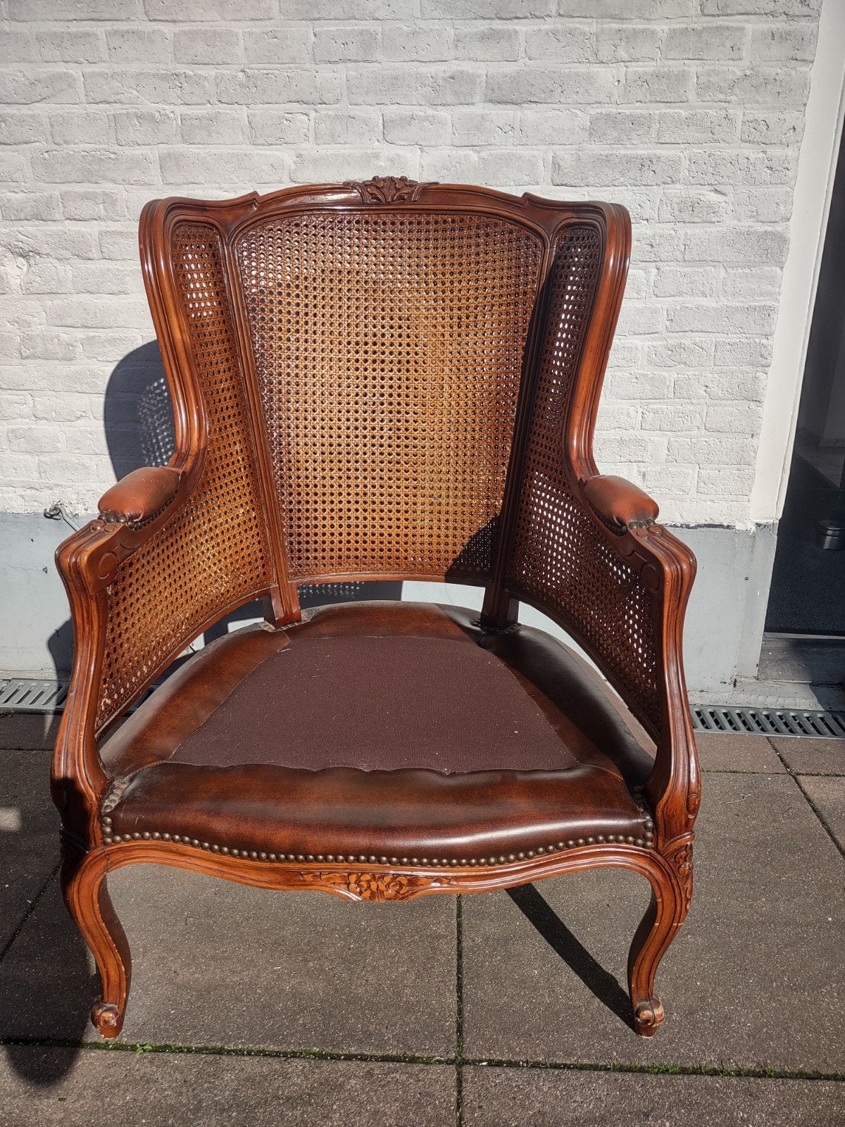 Antieke Franse fauteuil met rotan en leer, Antiek en Kunst, Ophalen