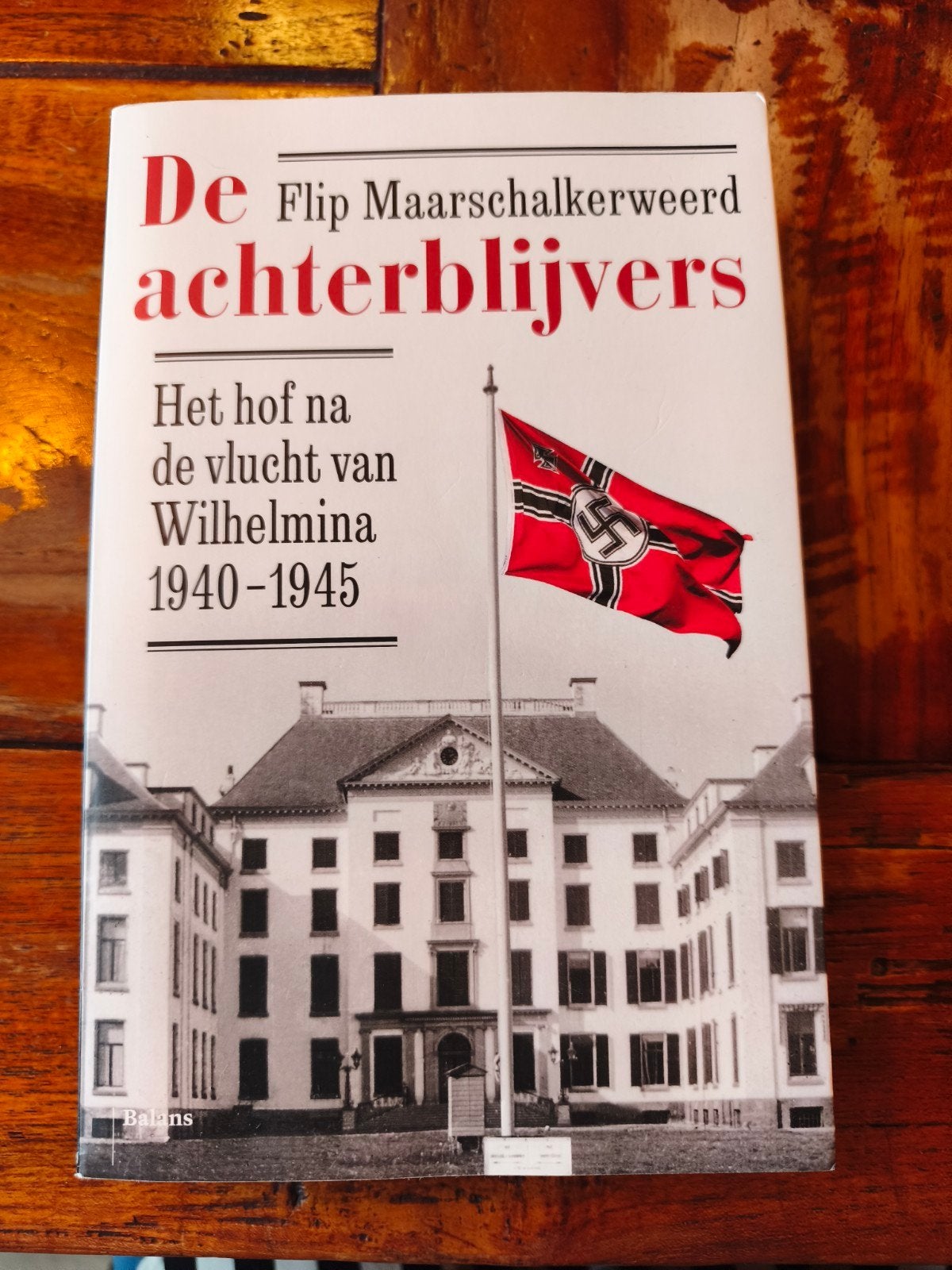 De achterblijvers: Het hof na de vlucht van Wilhelmina, Ophalen of Verzenden, 20e eeuw of later, Zo goed als nieuw, Flip Maarschalkerweerd