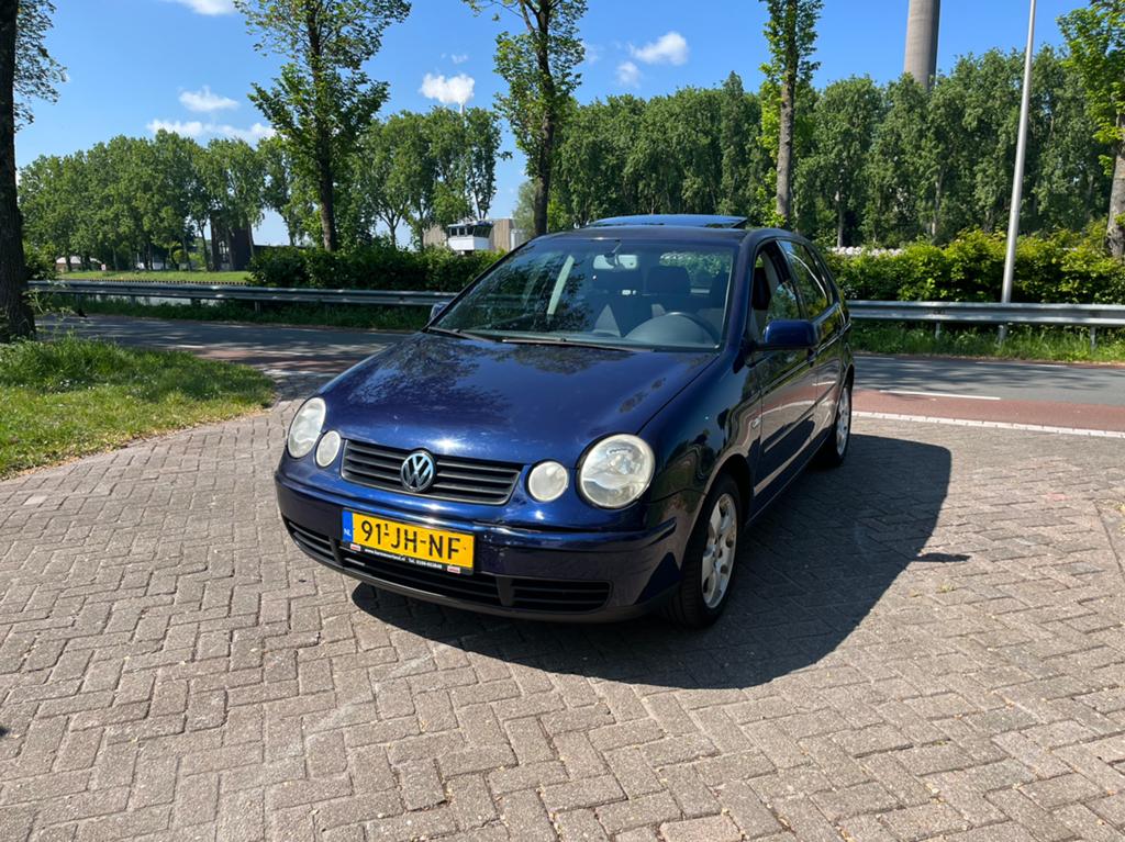 Volkswagen Polo 1.4 -16V Highline 2002, Voorwielaandrijving, 40 €/maand, Zwart, 4 cilinders