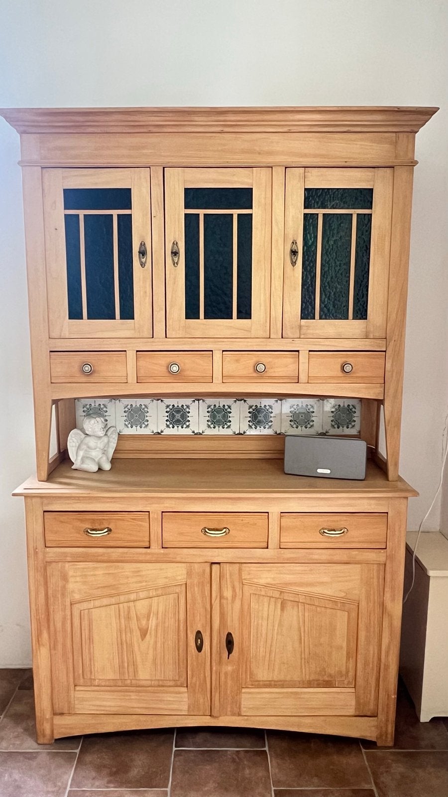 Antieke buffetkast van lindehout met groen relief glas, Huis en Inrichting, Ophalen, 150 tot 200 cm, 25 tot 50 cm, Overige houtsoorten