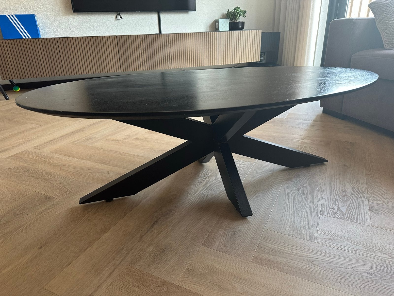 Moderne ovale salontafel - Zwart, Huis en Inrichting, Ophalen, 100 tot 150 cm, 50 tot 100 cm, Zo goed als nieuw