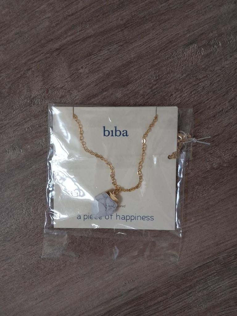 Nieuw! Gouden ketting biba met grijs/wit steentje als hanger, Ophalen of Verzenden, Nieuw, Goud