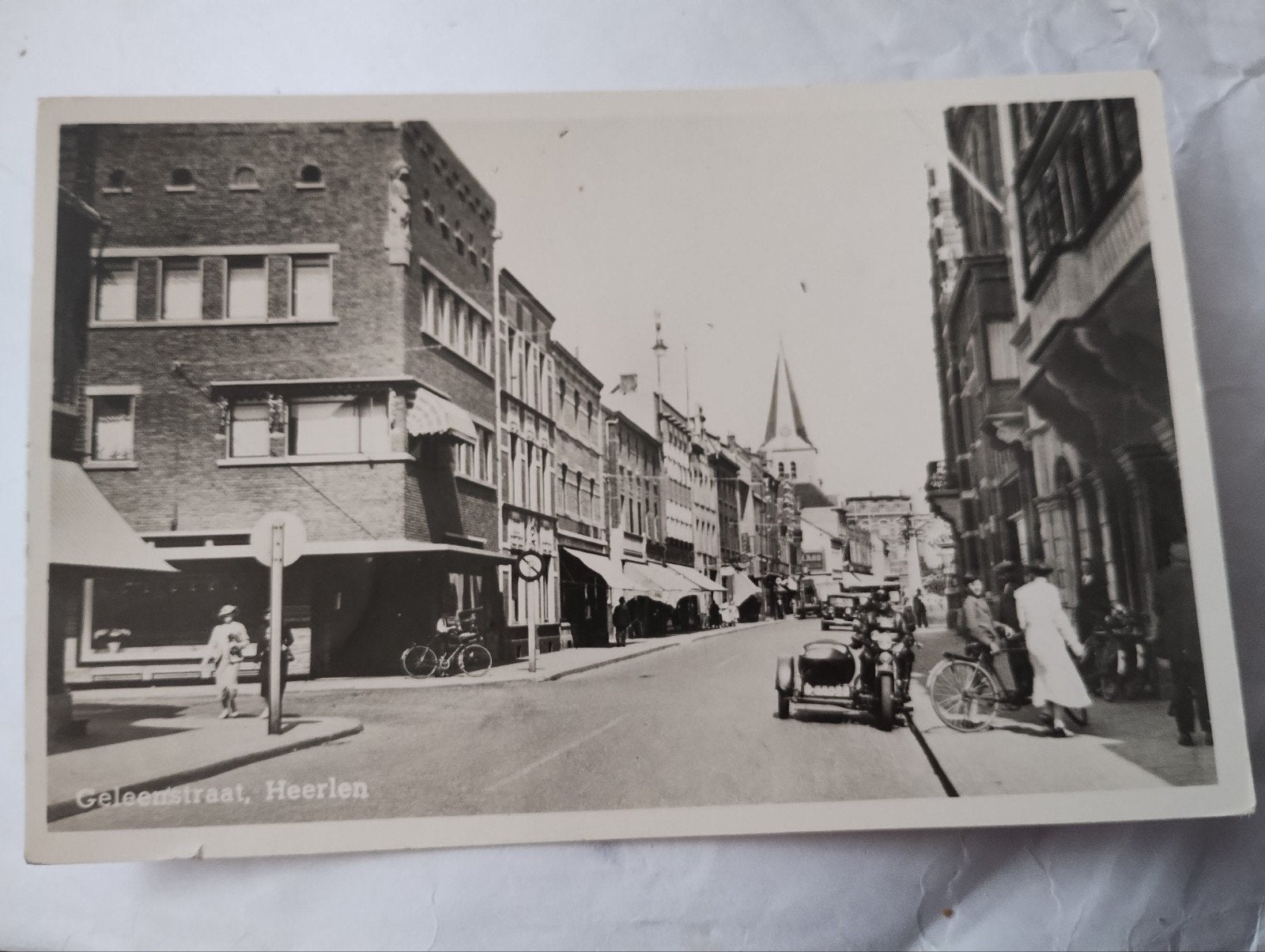 Heerlen Geleenstraat 1950 met motorrijder op zijspan, Verzamelen, Verzenden, 1940 tot 1960, Gelopen, Limburg