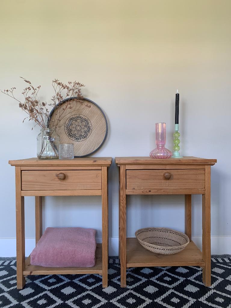 2 vintage grenen nachtkastjes met laatje en plankje, Huis en Inrichting, Slaapkamer | Nachtkastjes, Ophalen, Minder dan 45 cm
