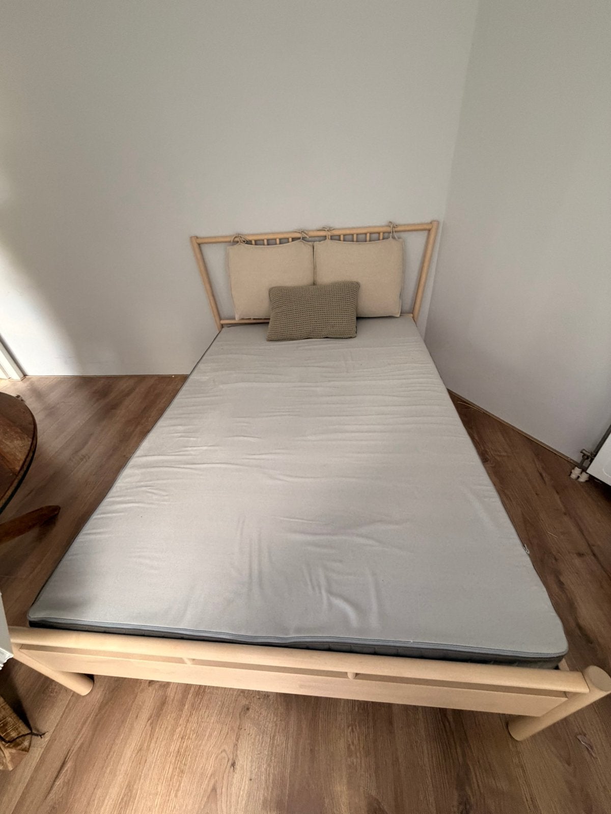 Bamboe bed 145x200 cm met hoofdbord + kussens, Ophalen, Tweepersoons, 140 cm, Zo goed als nieuw