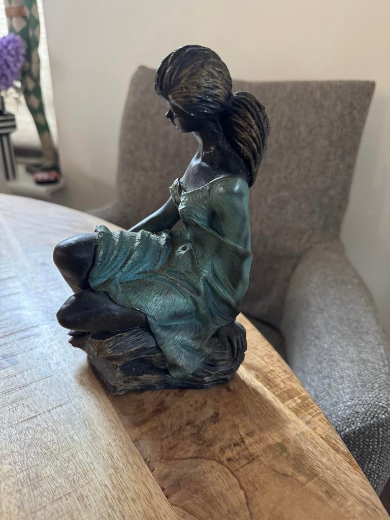 Decoratief beeld zittende vrouw Art Deco stijl, Ophalen of Verzenden, Zo goed als nieuw