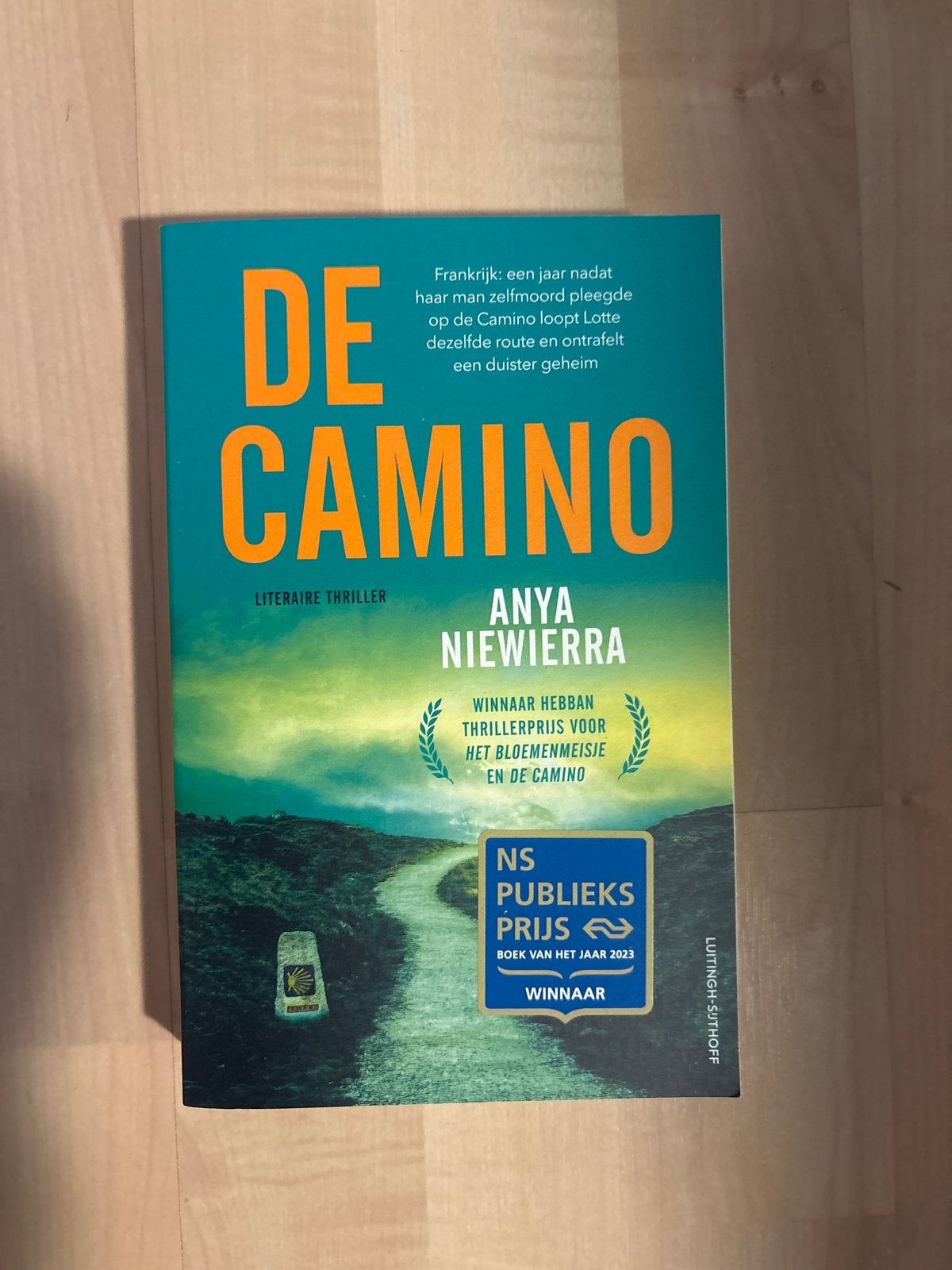 De Camino - Anya Niewierra (NS Publieksprijs winnaar), Ophalen of Verzenden, Zo goed als nieuw, Nederland