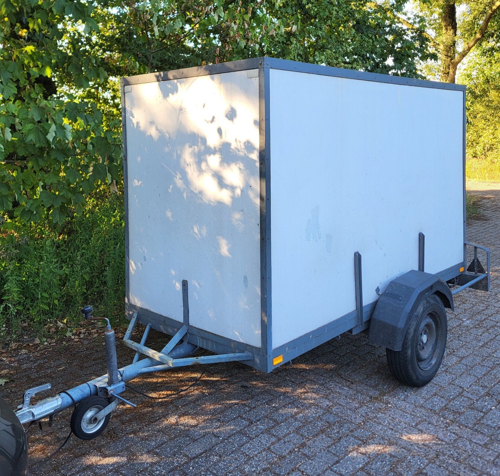 Goede gesloten aanhanger met oprijklep - 750kg, Ophalen, Gebruikt