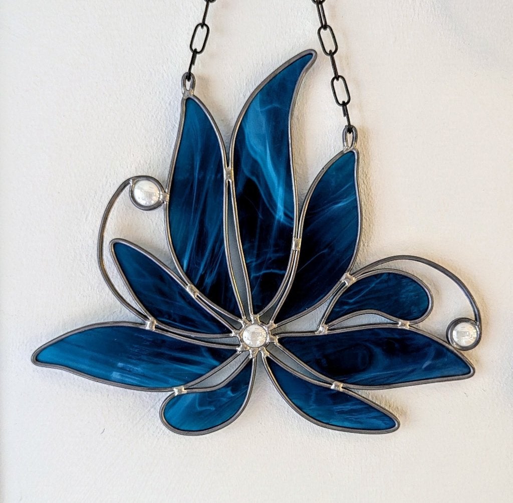 Glas in lood raamhanger 'Lotusbloem", Huis en Inrichting, Woonaccessoires | Overige, Ophalen of Verzenden, Nieuw, Blauw, Glas