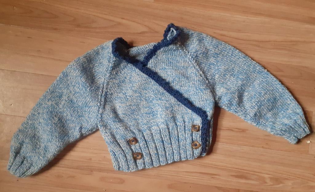 Handgebreid blauw overslagvestje voor baby's, Ophalen of Verzenden, Zo goed als nieuw, Handgemaakt, Jongetje of Meisje