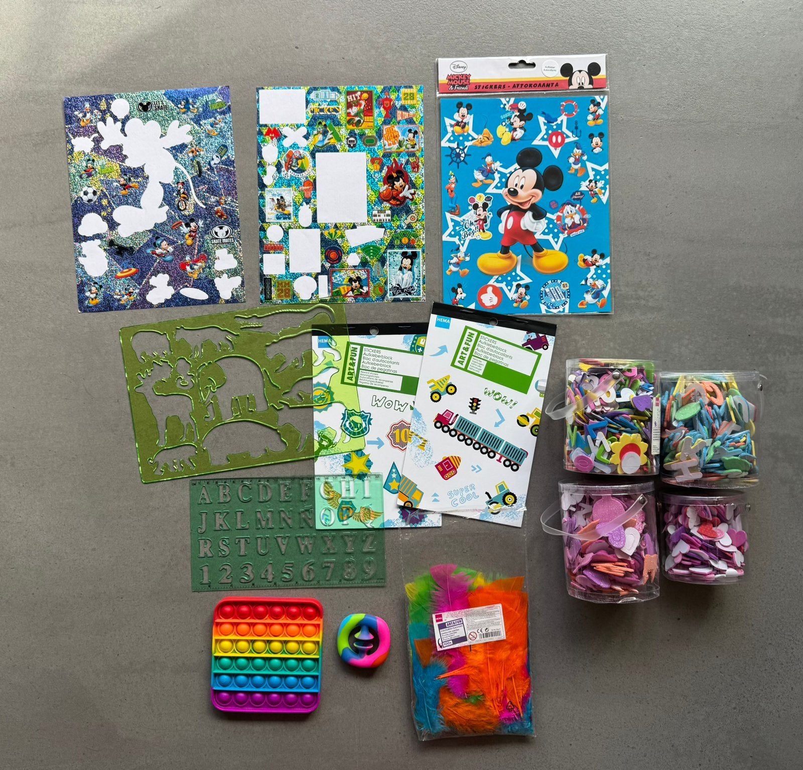 Kinder/knutselspullen; foam stickers, veertjes en pop-its, Ophalen of Verzenden, Gebruikt, Knutselen