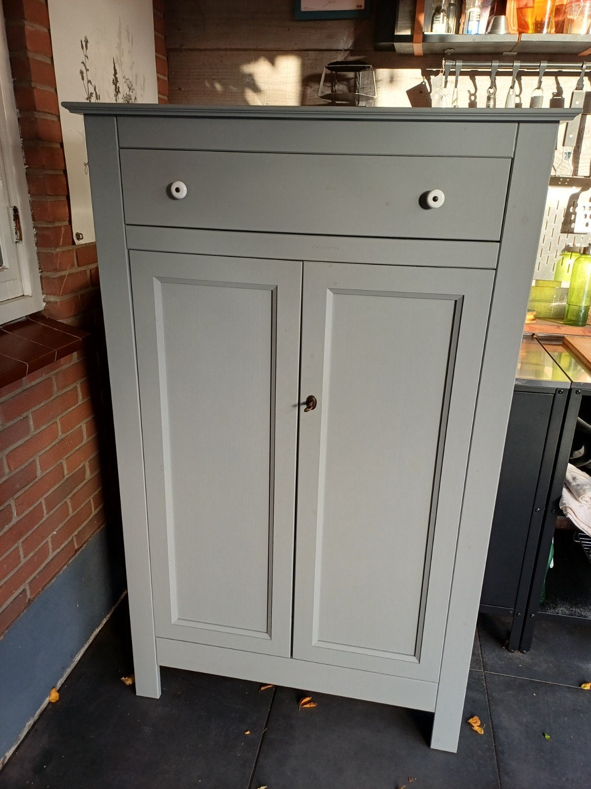 Te koop kast grijs met la., Ophalen, Gebruikt, 25 tot 50 cm, 100 tot 150 cm