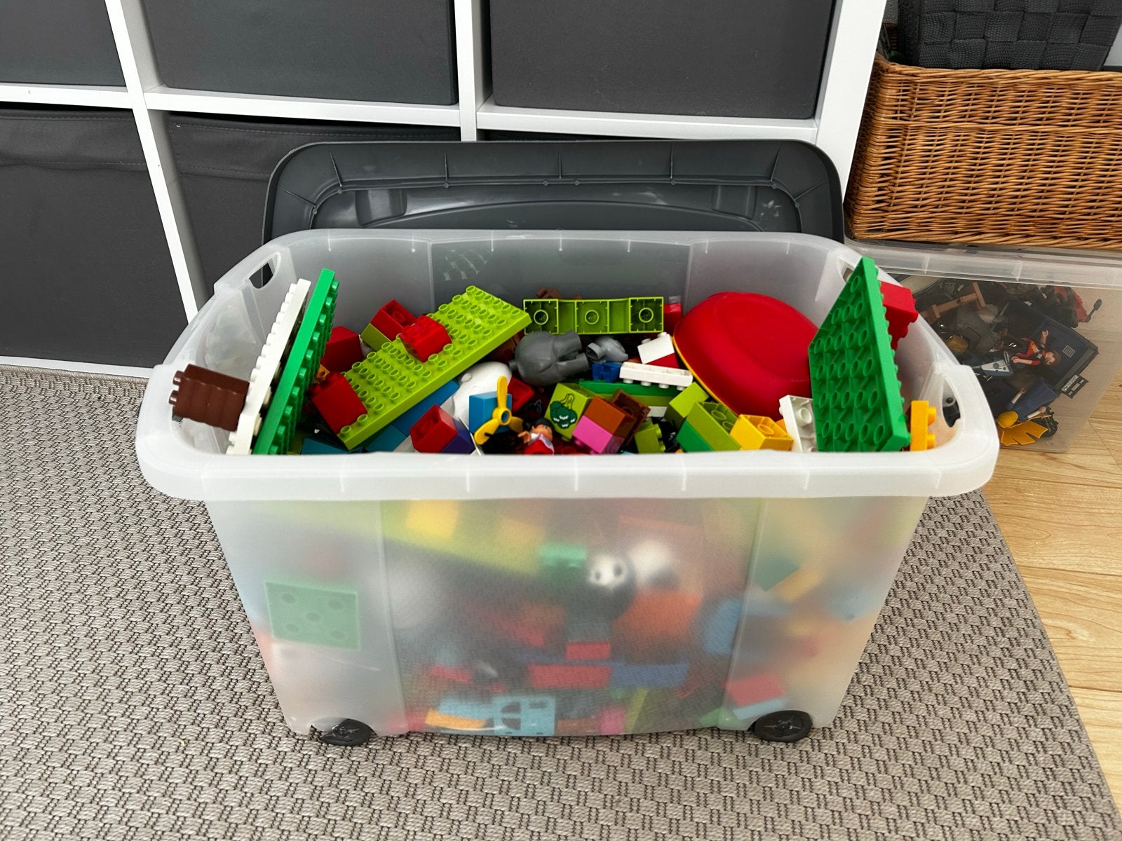 Grote bak met diverse Lego Duplo stenen en figuren, Ophalen, Inclusief minifiguren, Gebruikt, Duplo