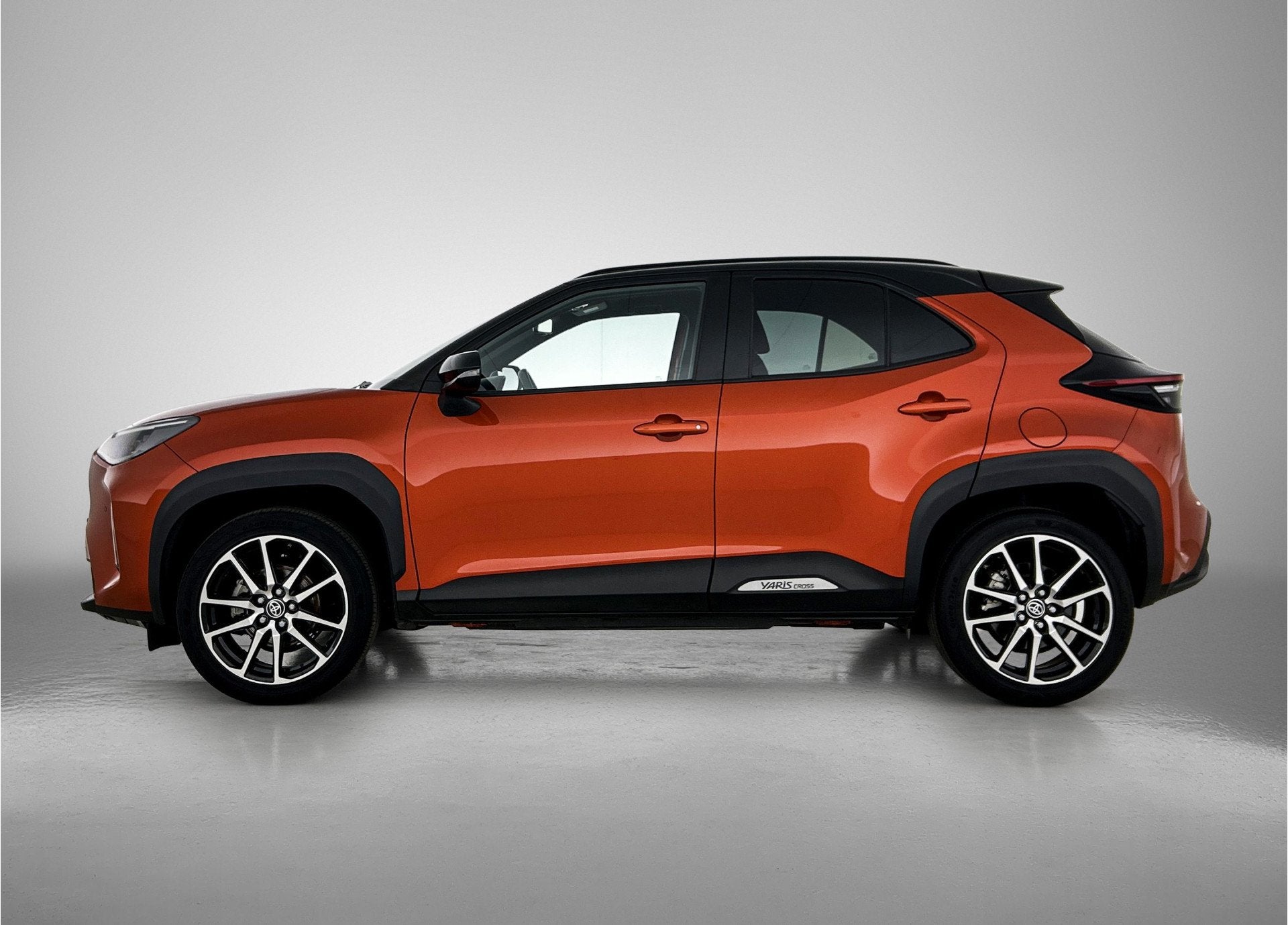 Toyota Yaris Cross 1.5 Hybrid GR Sport | JBL | Head-up displ, Auto's, Gebruikt, Grijs, Hybride Elektrisch/Benzine, 3 cilinders