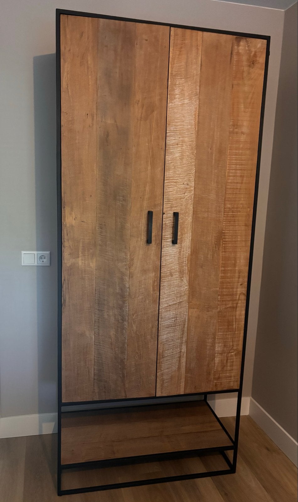 Industriële mango houten wandkast met zwart stalen frame, Huis en Inrichting, Kasten | Overige, Ophalen, Zo goed als nieuw