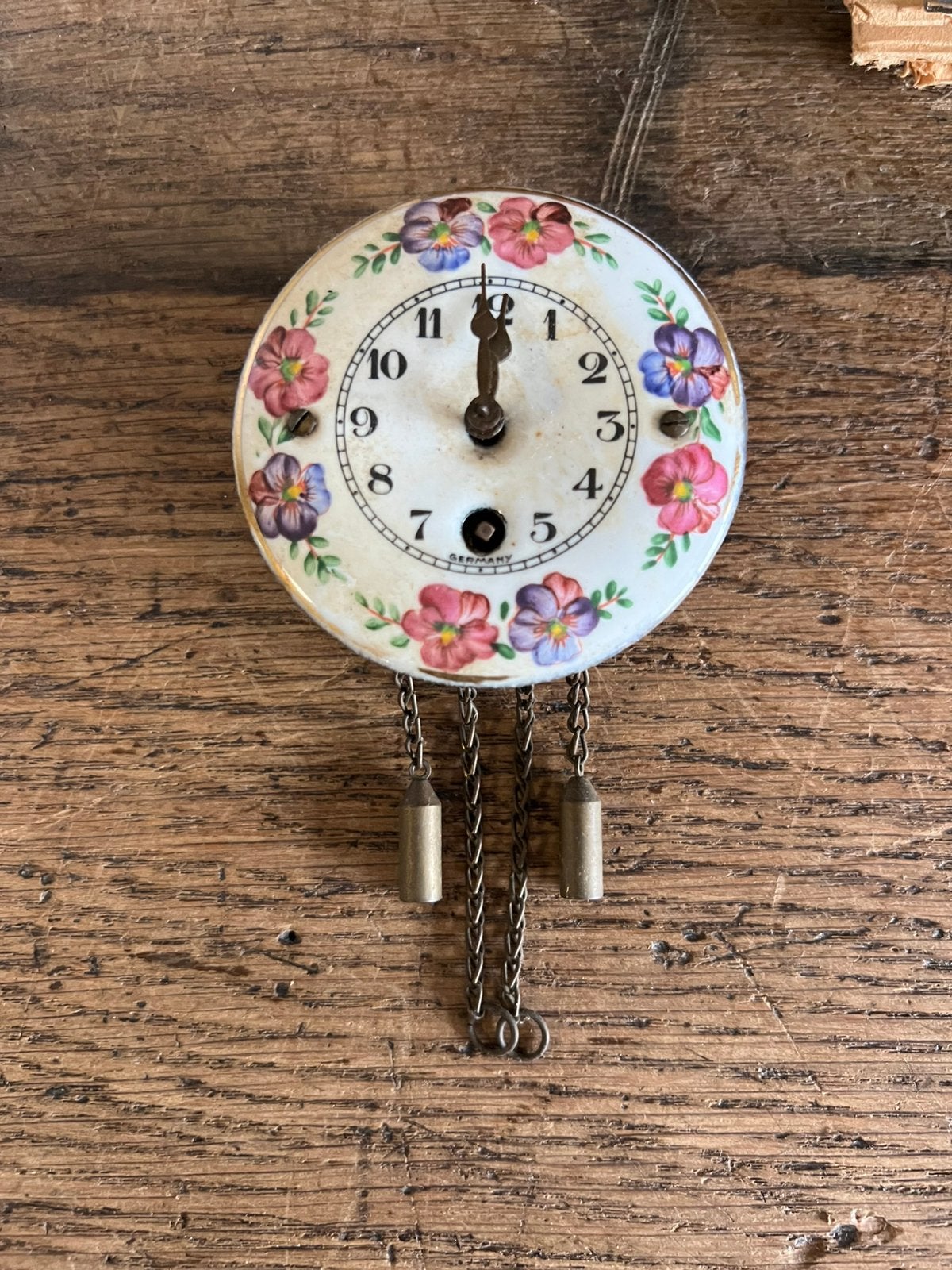 OUD  MINIATUUR WANDKLOKJE GEËMAILLEERD, Ophalen