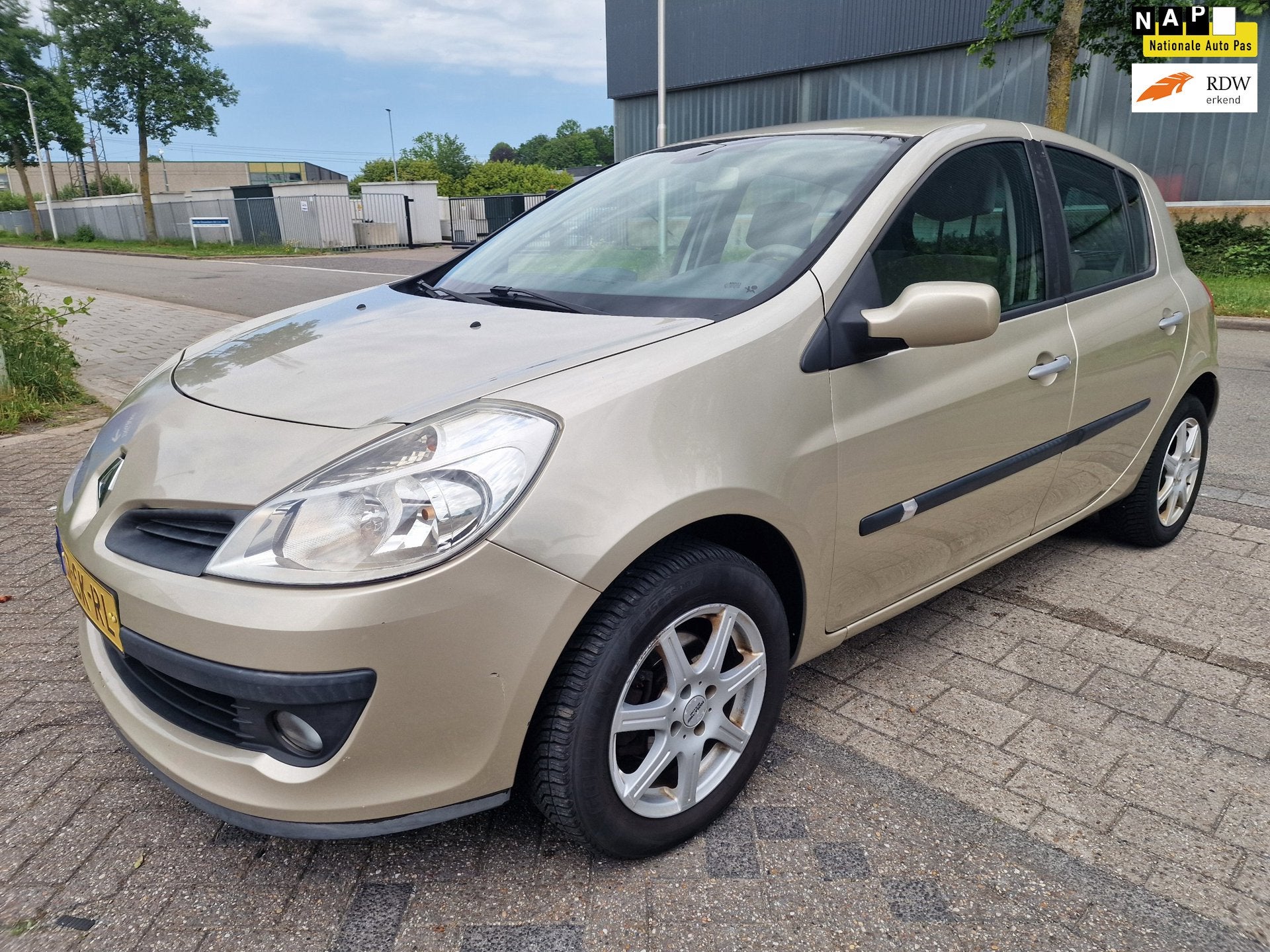 Renault Clio 1.6-16V Dynamique Luxe, Apk, Nap, Goed rijdend, Auto's, Voorwielaandrijving, Gebruikt, Beige, 4 cilinders