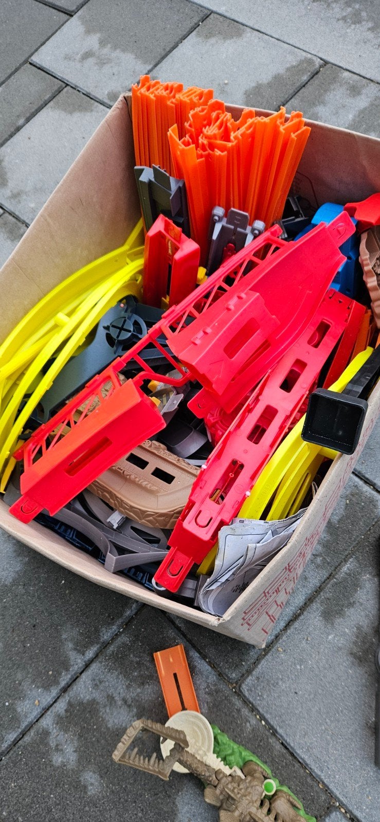 Doos Vol Losse Hot Wheels Baandelen & Accessoires, Kinderen en Baby's, Ophalen, Gebruikt, Onderdelen, Zelf te bouwen