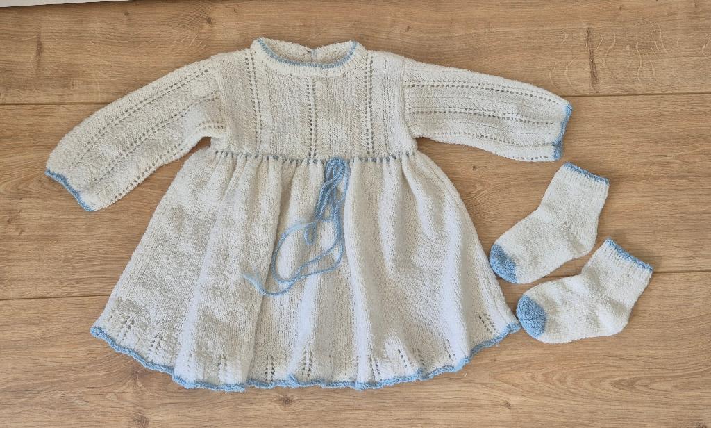 Vintage Mooi gebreid baby jurkje met sokjes Ongeveer maat 80, Kinderen en Baby's, Babykleding | Maat 80, Ophalen of Verzenden