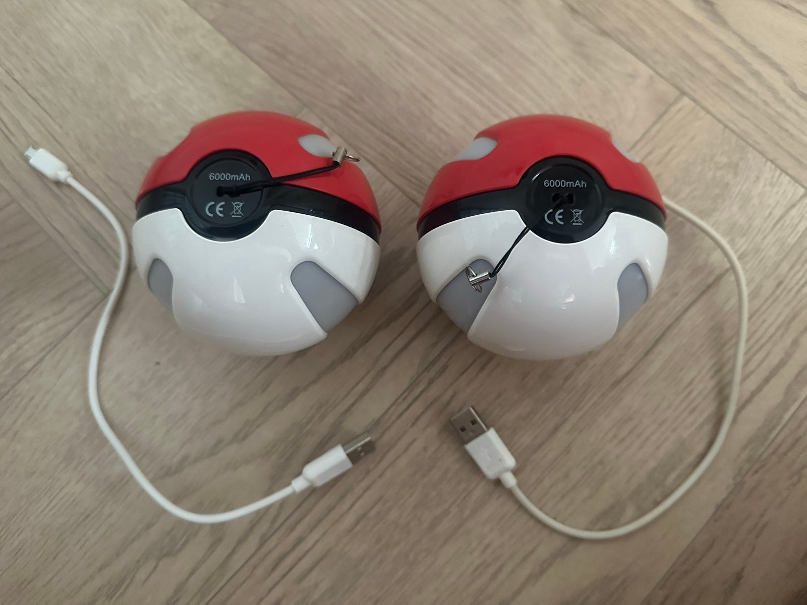 2x Pokémon Ball Powerbank 6000 mAh met USB-A naar micro USB, Ophalen of Verzenden, Gebruikt