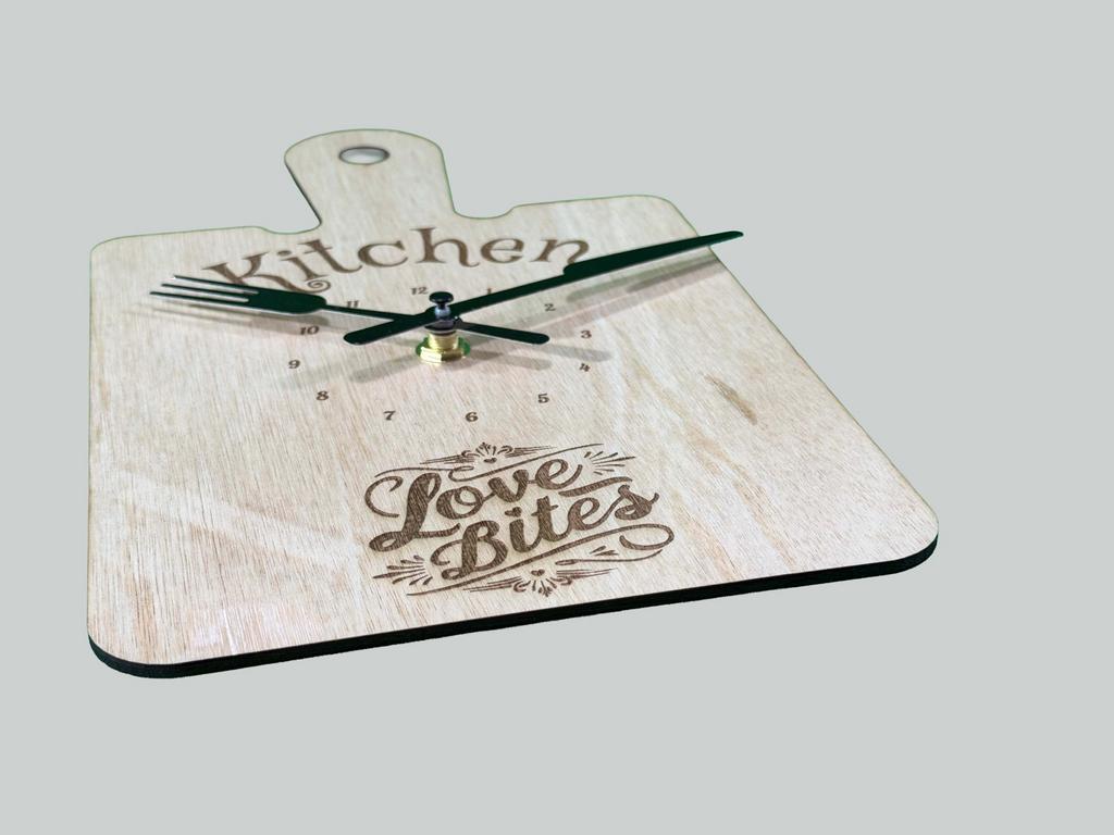 Houten Keukenklok - Snijplank Design met Bestek Wijzers, Huis en Inrichting, Woonaccessoires | Klokken, Ophalen of Verzenden, Nieuw