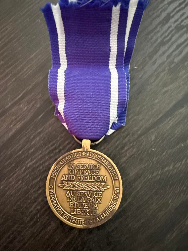 NATO medaille, Ophalen of Verzenden, Overige soorten, Overige gebieden, Lintje, Medaille of Wings
