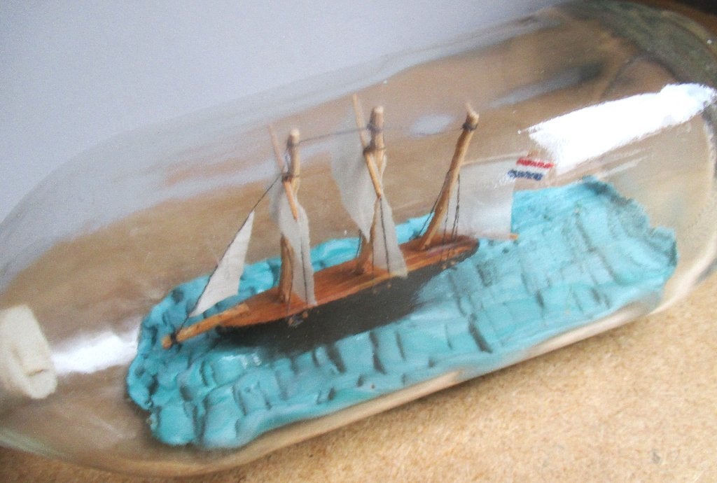 Scheepje in Fles~Zeilschip in Glazen Flesje~Handgemaakt, Verzamelen, Scheepvaart, Ophalen of Verzenden, Gebruikt, Zeilboot, Overige typen