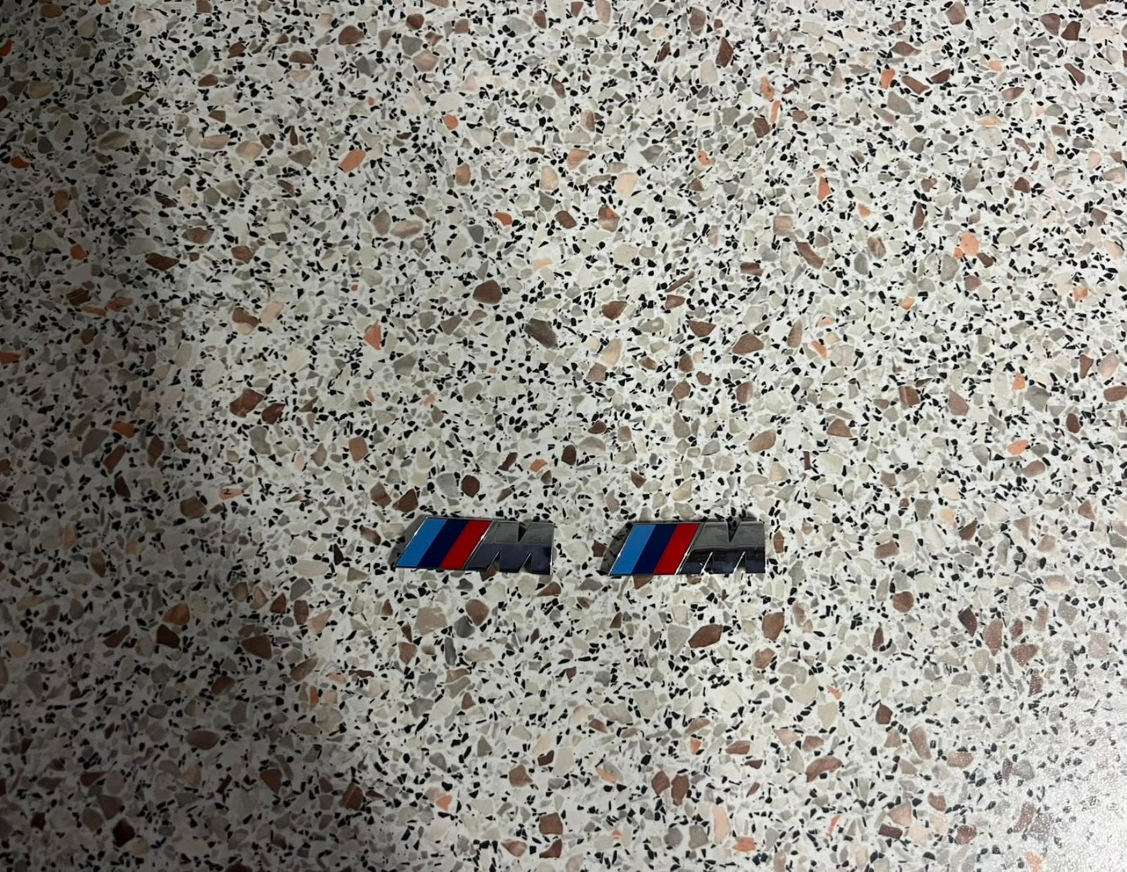 Originele BMW M zijscherm emblemen zo goed als nieuw, Auto diversen, Ophalen of Verzenden