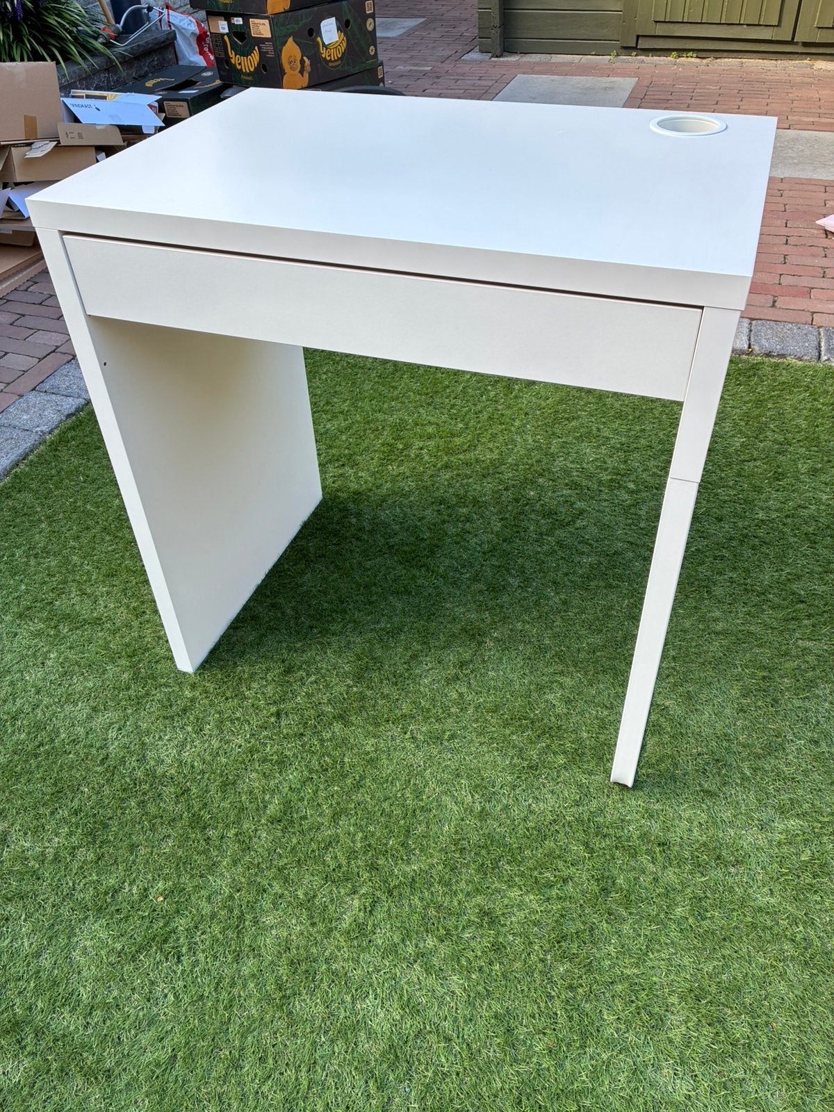 Bureau Ikea Micke, Huis en Inrichting, Ophalen, Zo goed als nieuw