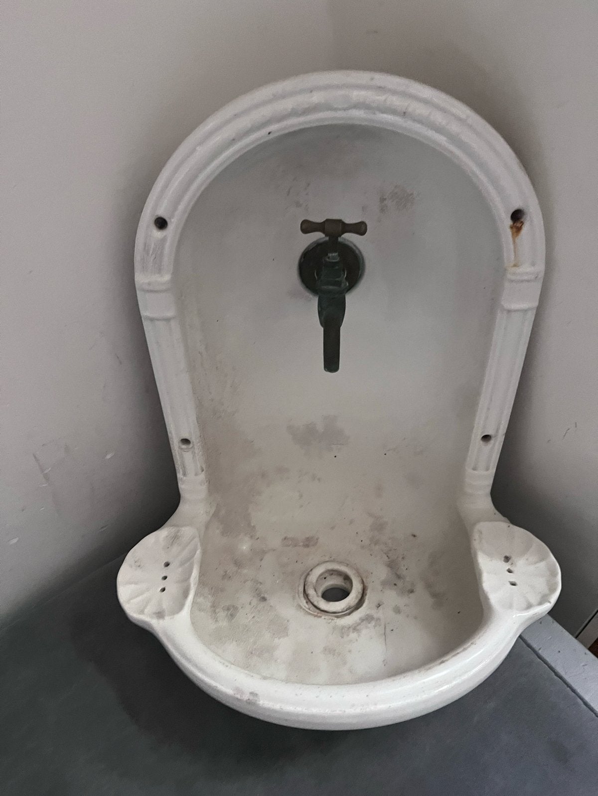 Antieke wastafel met kraan - Vintage charme, Doe-het-zelf en Verbouw, Sanitair, Ophalen, Gebruikt, Steen, Wastafel