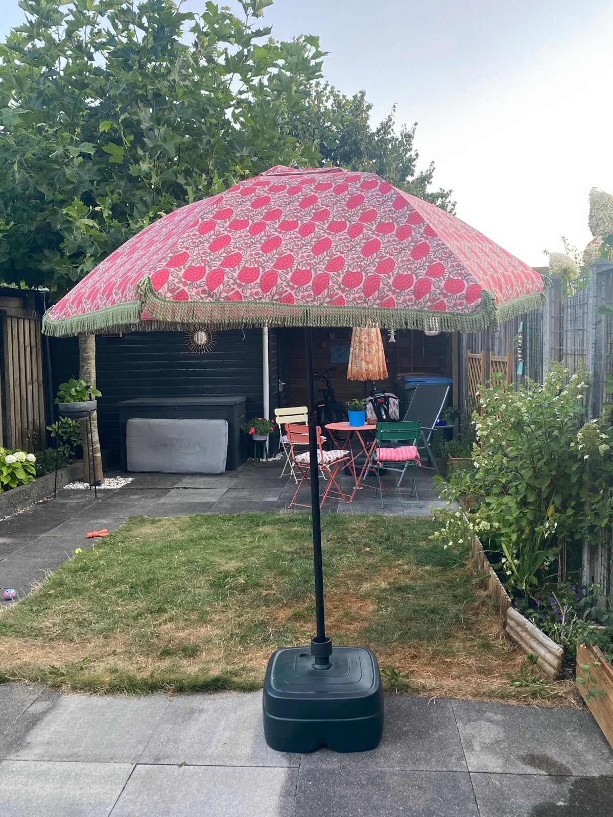 Leuke parasol met bloemen print en een beschermingshoes, Tuin en Terras, Parasols, Ophalen, Gebruikt, 2 tot 3 meter, Stokparasol