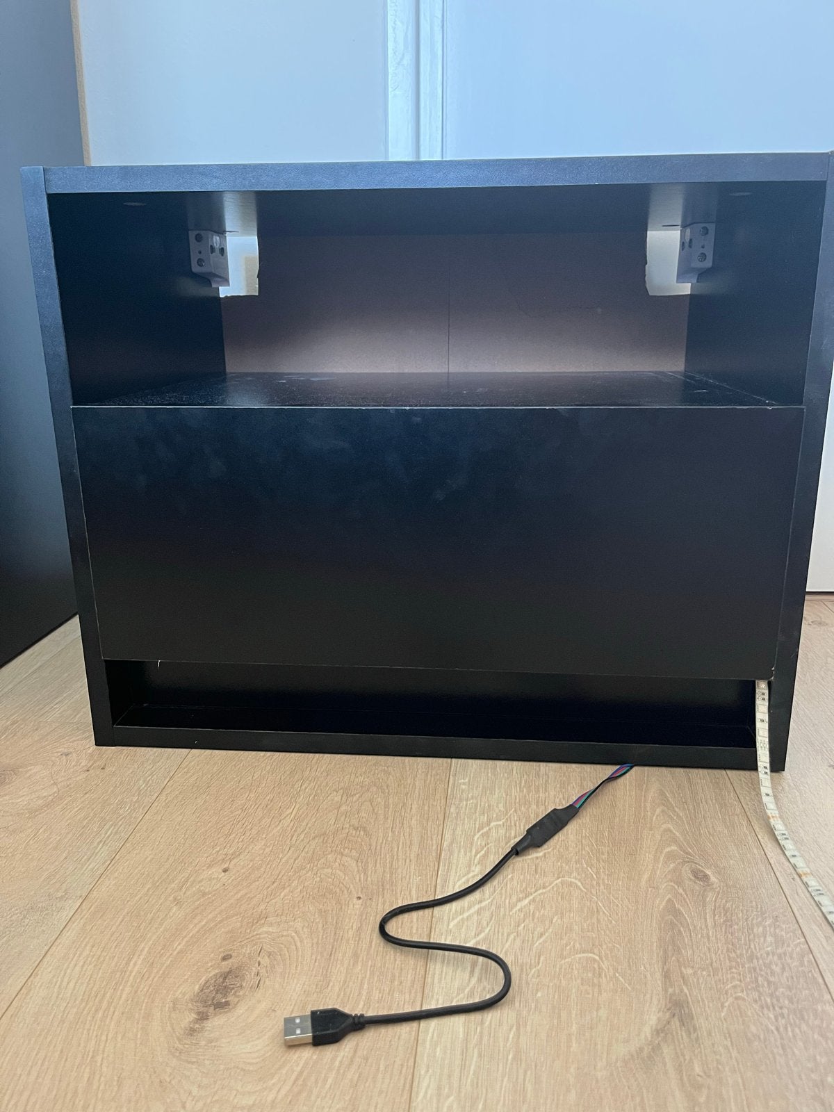 Zwart nachtkastje met LED-strip, Huis en Inrichting, Ophalen, Gebruikt, 45 tot 65 cm, Minder dan 55 cm