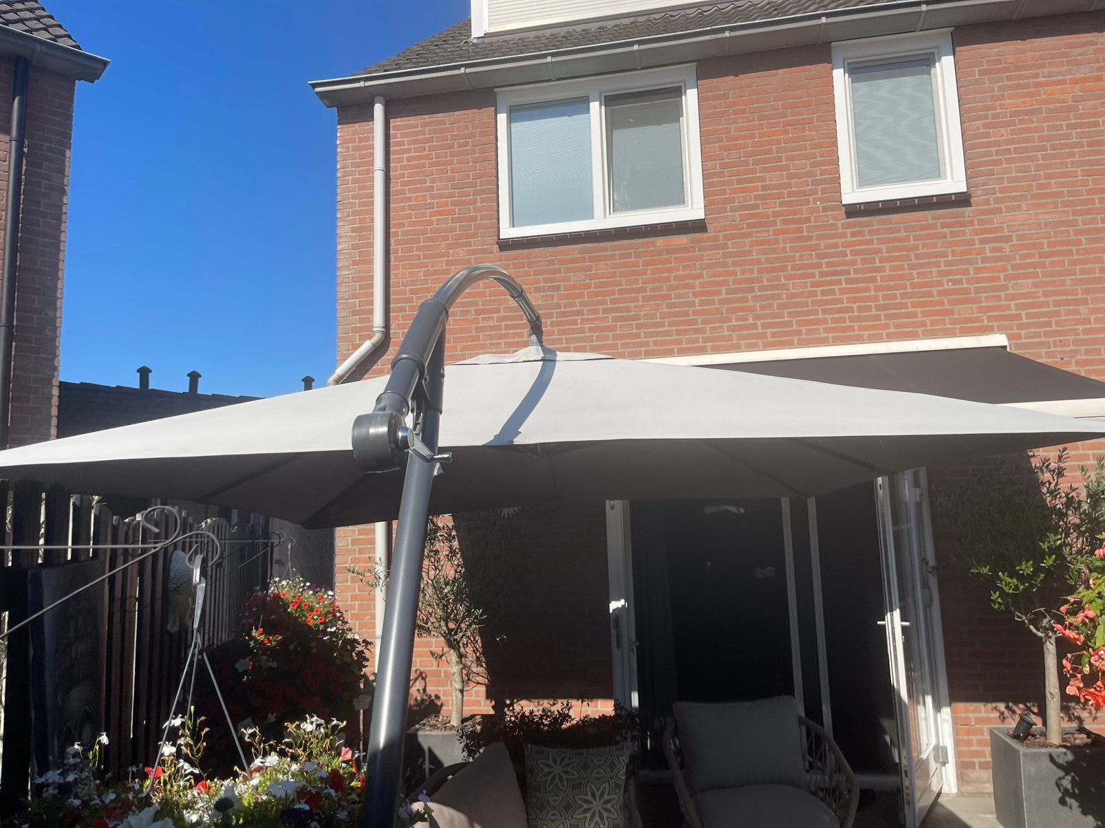 Zweefparasol rechthoekig antraciet met 4 parasoltegels, Ophalen, Gebruikt, Zweefparasol