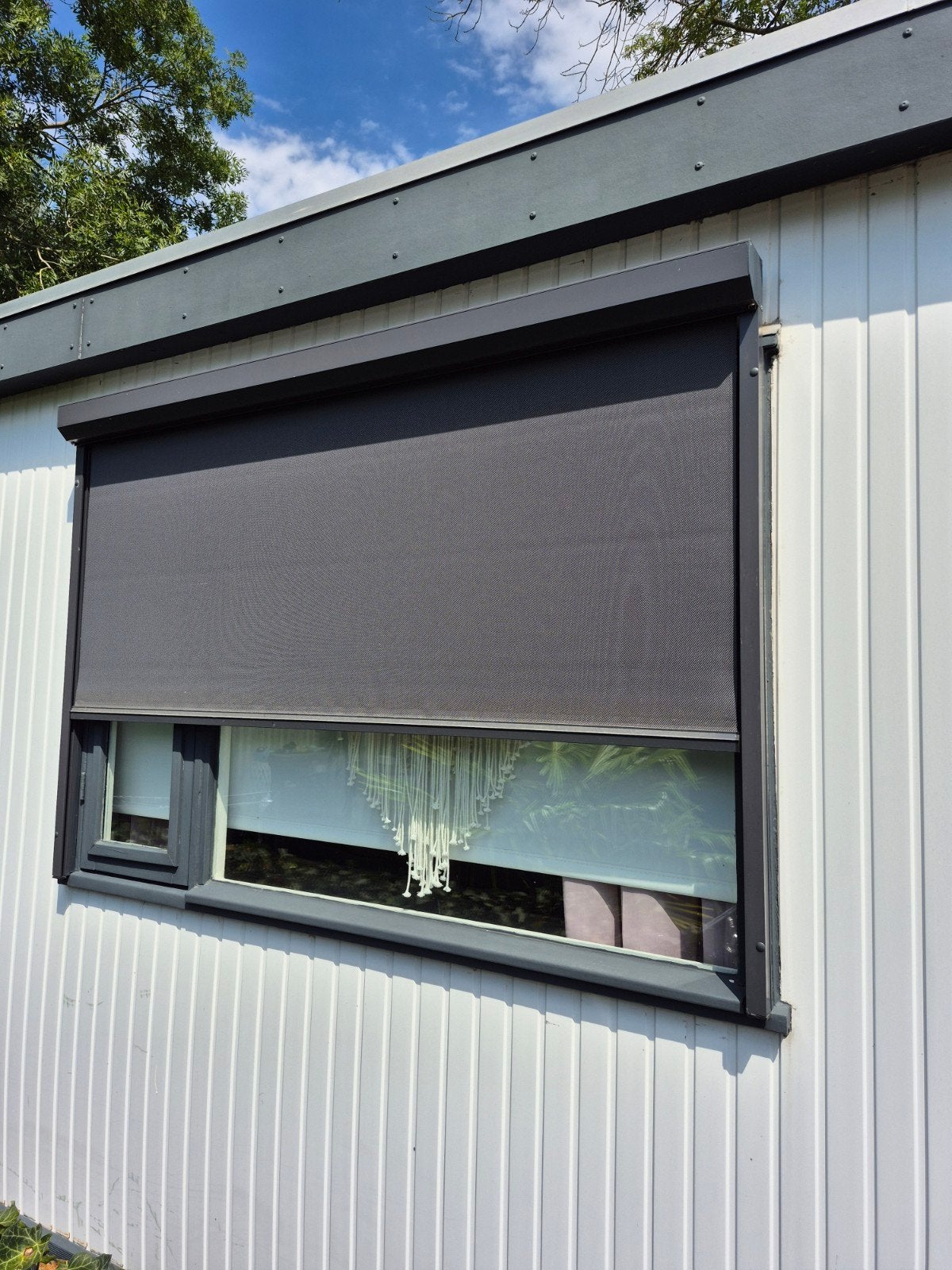 elektr. bedienbare zonnescreens op camping in Doornenburg, Ophalen, Zo goed als nieuw