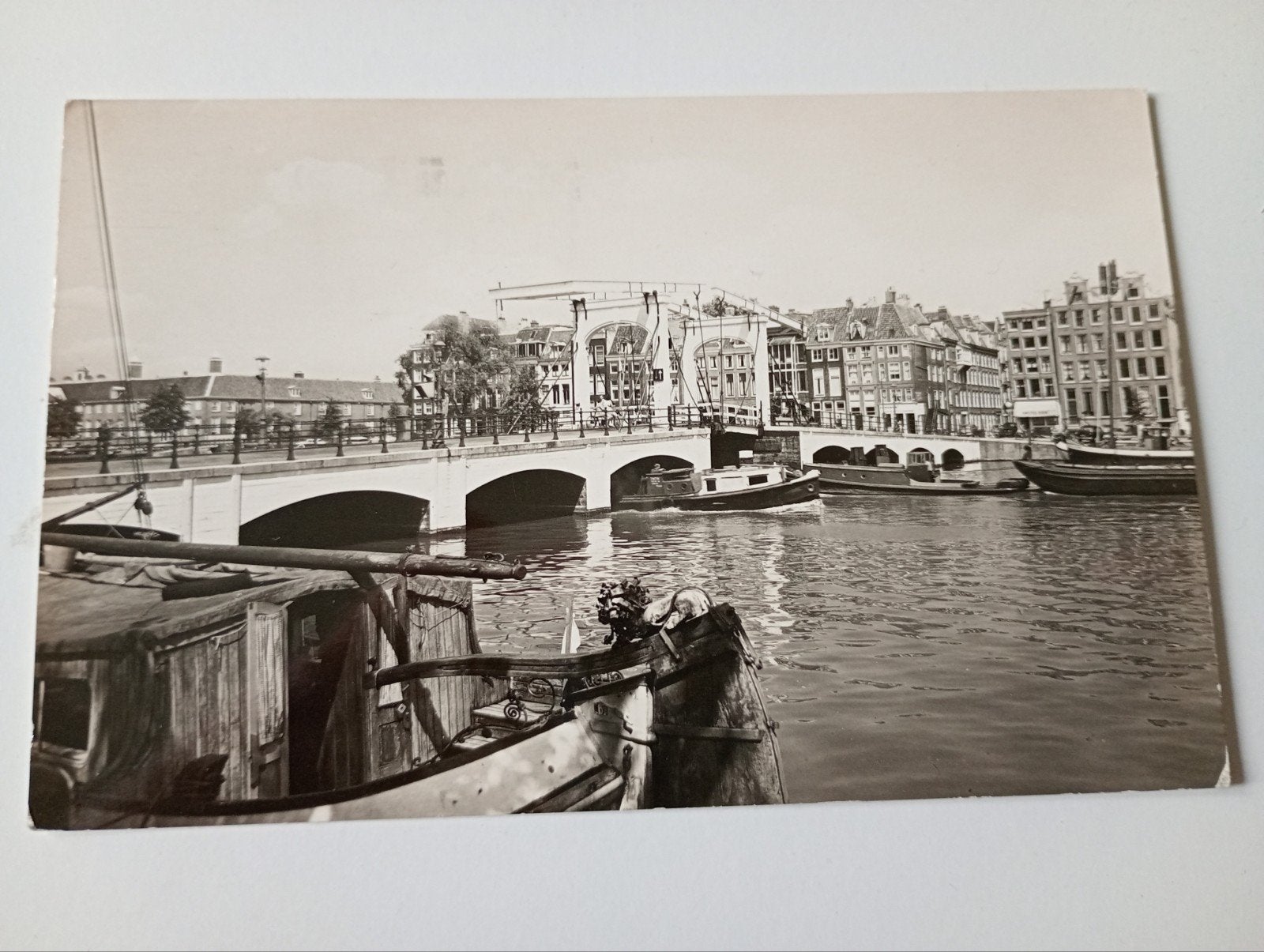 Amsterdam Magere Brug met Scheepvaart 1960, Ophalen of Verzenden, 1940 tot 1960, Gelopen, Noord-Holland