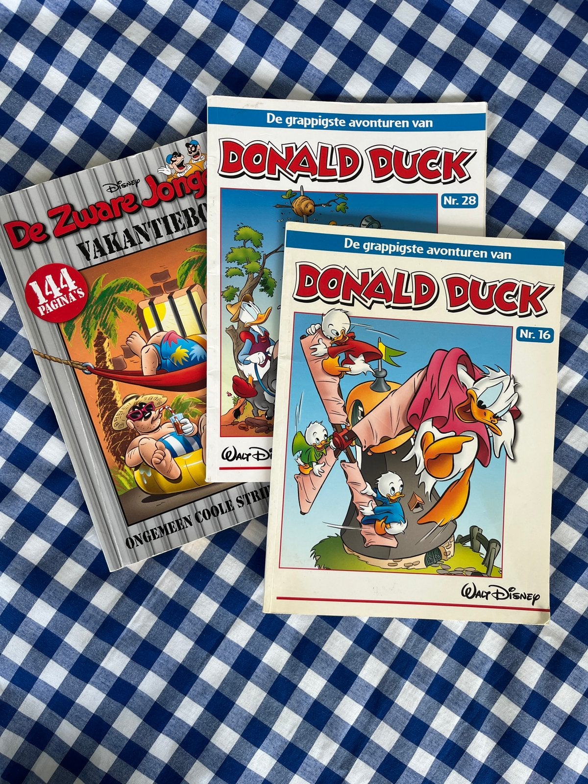 Donald Duck stripboeken/ vakantieboek de zware jongens, Boeken, Meerdere stripboeken, Ophalen of Verzenden, Gelezen