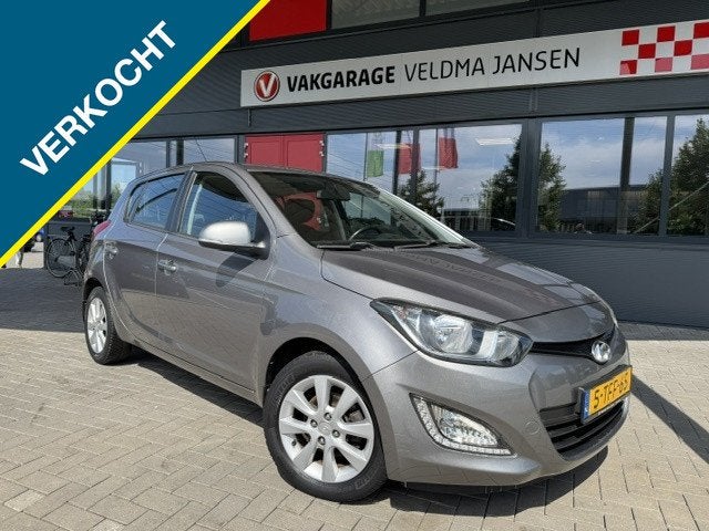 Hyundai i20 Verkocht! 1.2i i-DEAL 5-DRS + AIRCO (bj 2014), Auto's, Euro 5, Gebruikt, 31 €/maand, 4 cilinders