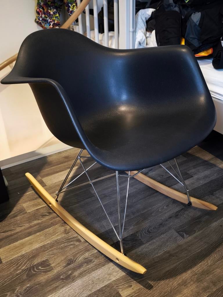 Schommelstoel in nieuwstaat, Huis en Inrichting, Stoelen, Ophalen, Hout, Zwart, Zo goed als nieuw