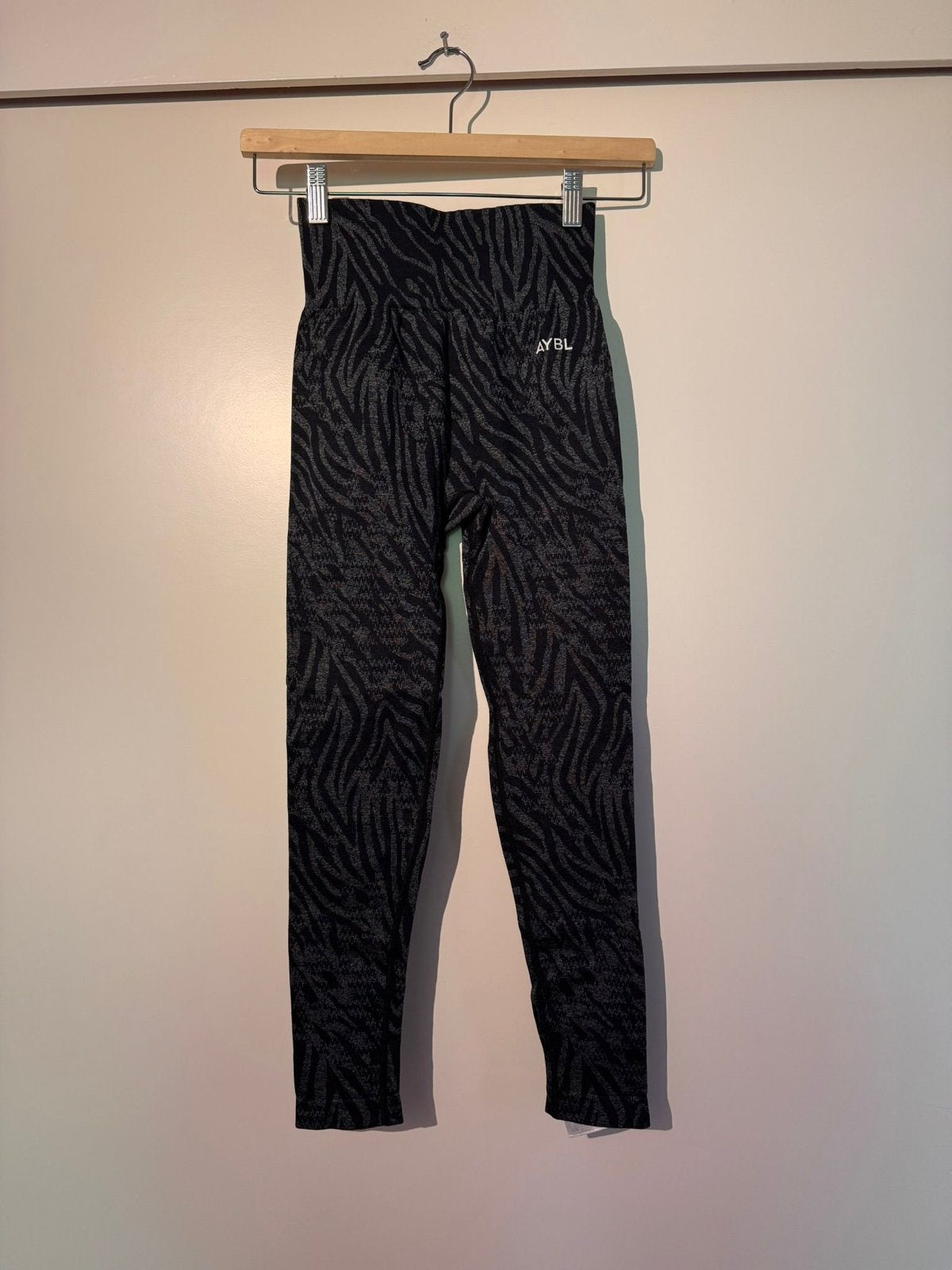 Zwart/grijze sportbroek/legging van AYBL maat S €5,00 koopje, Kleding | Dames, Zwart, Ophalen of Verzenden, Zo goed als nieuw