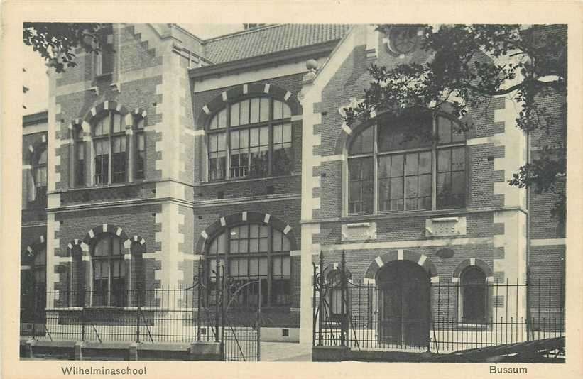 300-259-037 Bussum Wilhelminaschool, Verzenden, Voor 1920, Noord-Holland