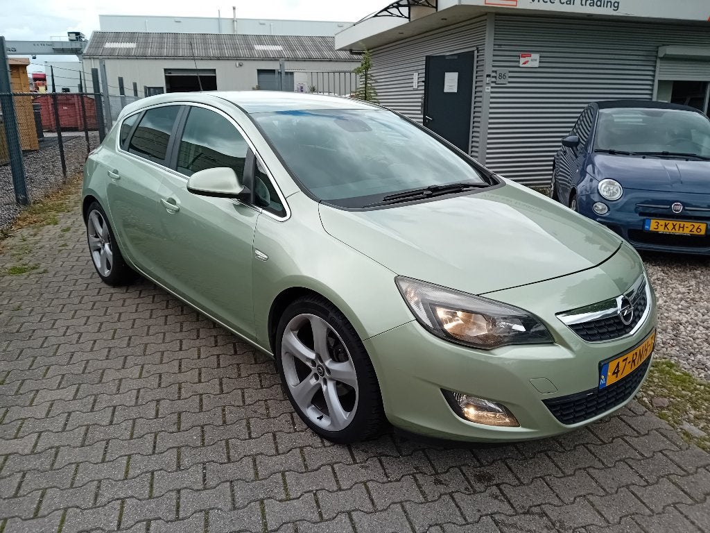 Opel Astra 1.4 Turbo 88KW 5D 2011 Groen TREKHAAK!! NWE APK!!, Voorwielaandrijving, Stof, 680 kg, 4 cilinders
