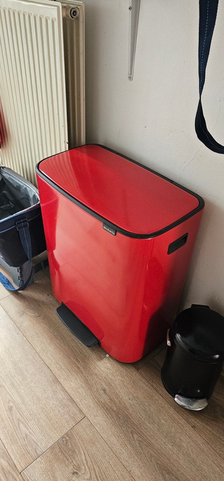 Rode Brabantia prullenbak 60 liter met pedaal, Huis en Inrichting, Woonaccessoires | Prullenbakken, Ophalen