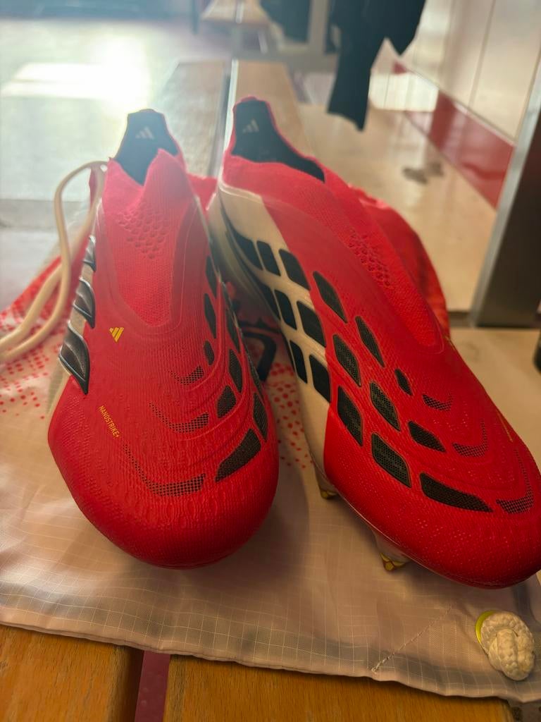 Adidas Predator voetbalschoenen ijzeren noppen - Maat 44, Sport en Fitness, Voetbal, Ophalen of Verzenden, Nieuw, Schoenen
